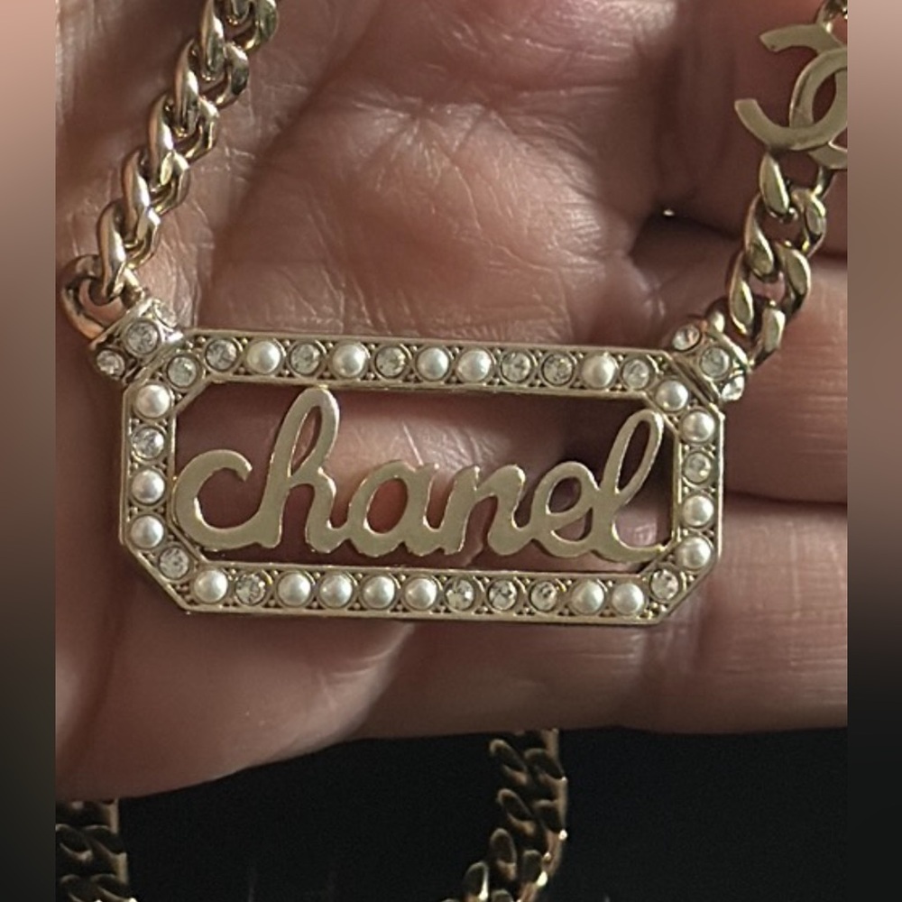 CHANEL excellent condition preloved metal crystal pearl logo necklace gold. - Picture 13 of 13
